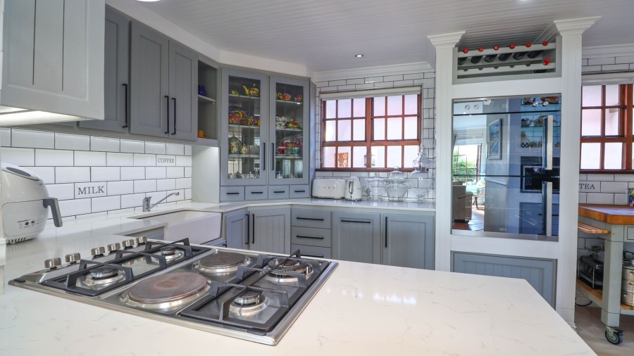 6 Bedroom Property for Sale in Kingfisher Creek Western Cape